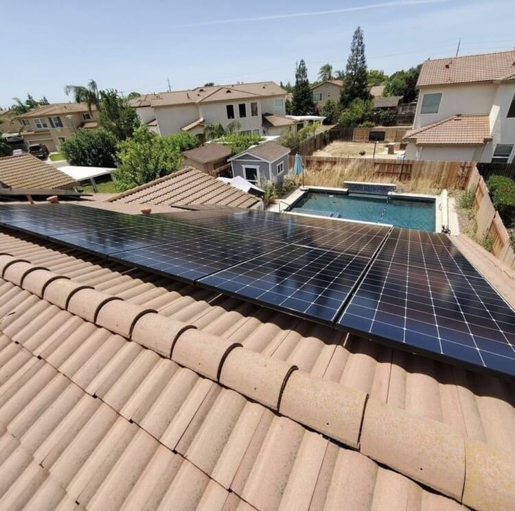 Pose de panneaux solaires, vue sur la piscine